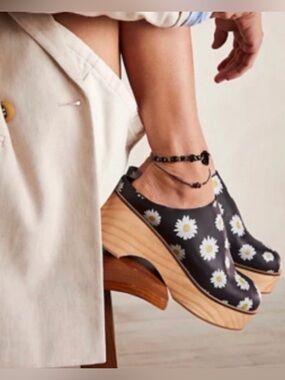 Free People Daisy
Conversational Clog Boho
Cottagecore size 36 1/2 NWOT